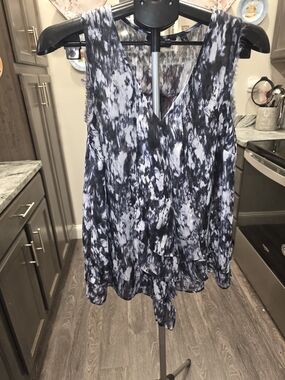 Simply Vera Vera Wang Black and White Tie-Dye V-Neck Layered Chiffon Tank